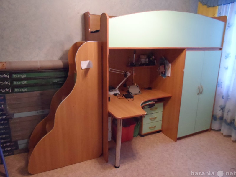 Продам: Детский уголок кровать с лестницой+ стол