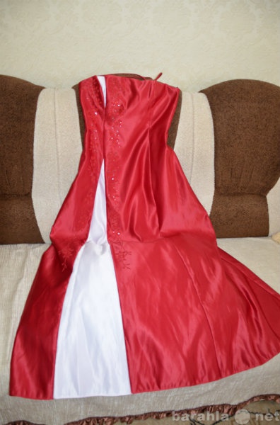 Продам: Пышное, атласное платье  красного цвета