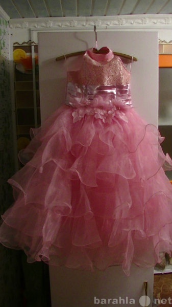 Продам: Платье нарядное для девочки 4-5 лет