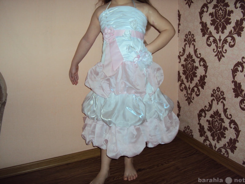 Продам: Праздничное нарядное бело-розовое платье