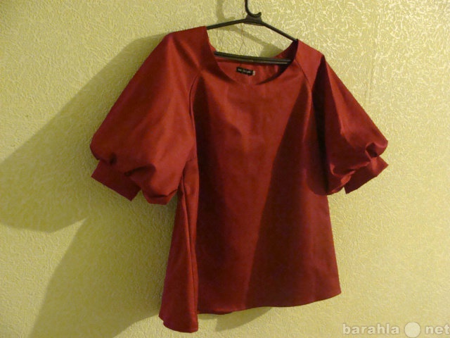 Продам: Женскую блузку с рукавами фонарик