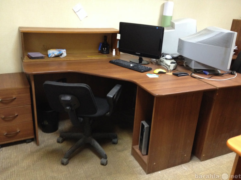 Продам: стол офисный (угловой) 2 штуки