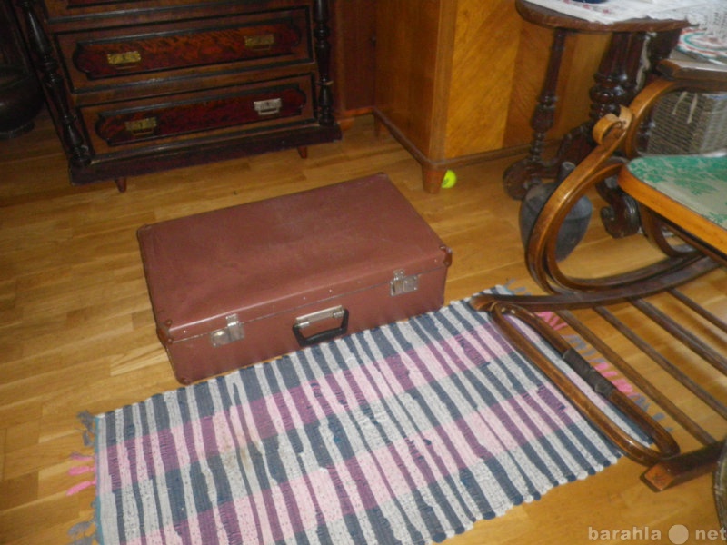 Продам: Старинный  чемодан