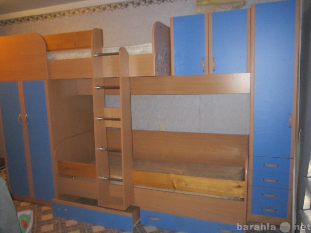 Продам: Детская двухярусная кровать со шкафами
