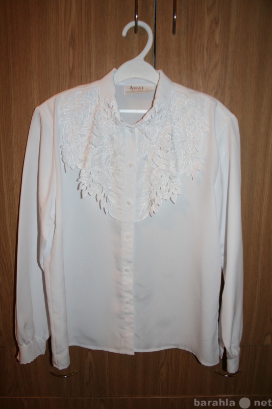 Продам: Белая блузка с вышивкий "Риш