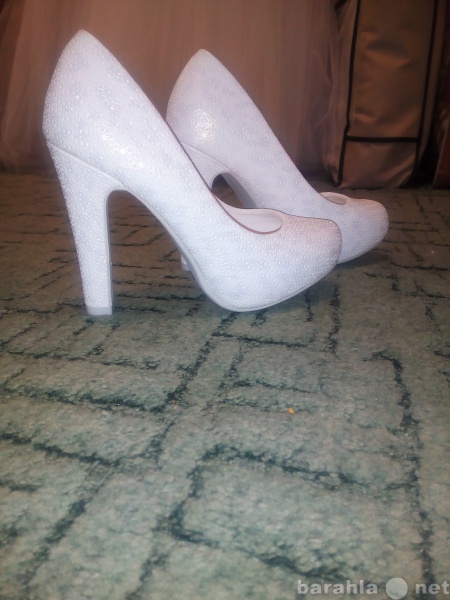 Продам: туфли женские белые
