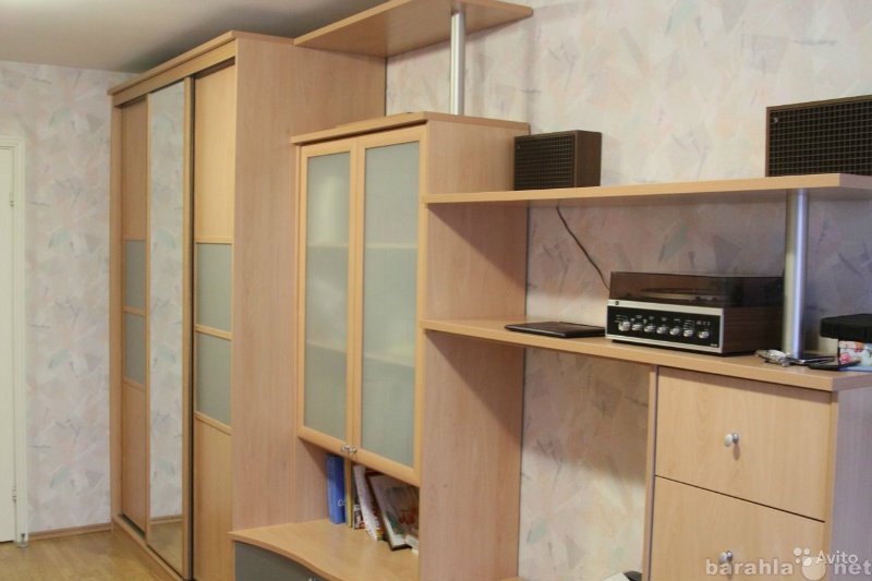 Продам: Комплект мебели(2 шкафа, стол, стенка)