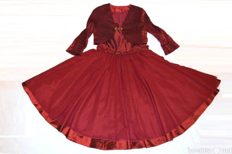 Продам: нарядное платье для девочки рост.134-140