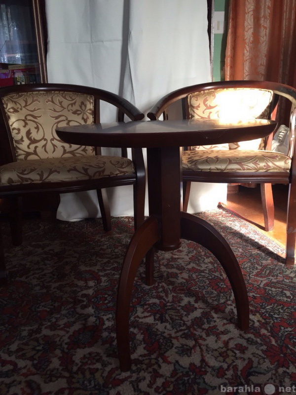 Продам: 2 очень удобных кресла и столик