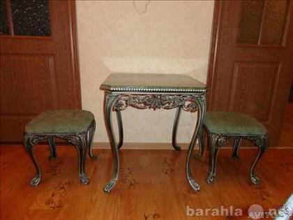 Продам: малахитовый столик, бра и 2 пуфика