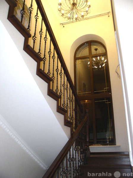 Продам: Лестница с коваными балясинами.