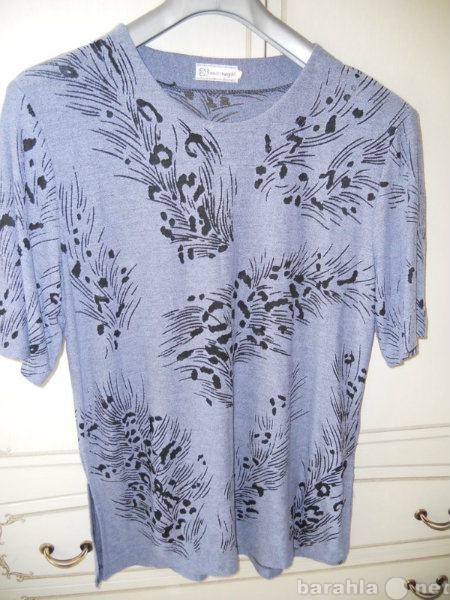 Продам: Блузка серо-голубая с черным рисунком.