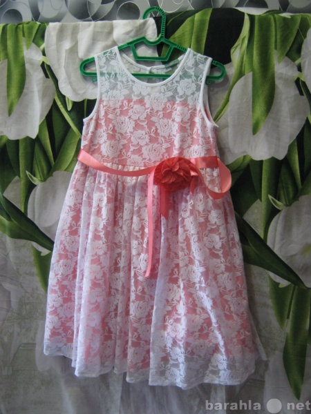 Продам: нарядное платье на девочку 8-12 лет