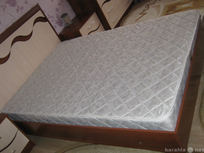 Продам: Двухспальная кровать с матрасом.