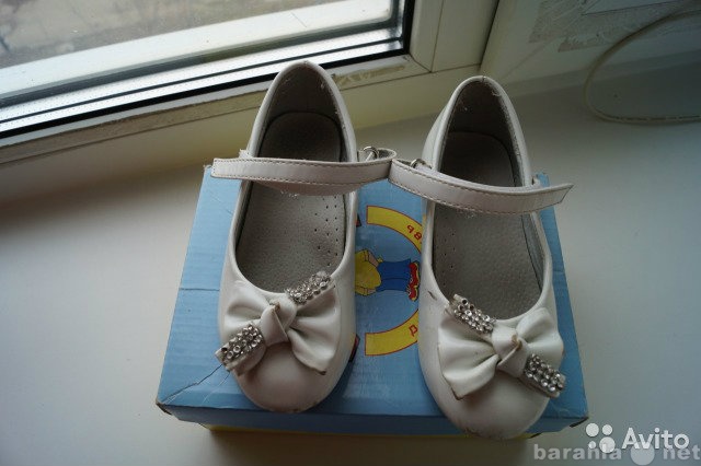 Продам: Туфли лаковые белые размер 26