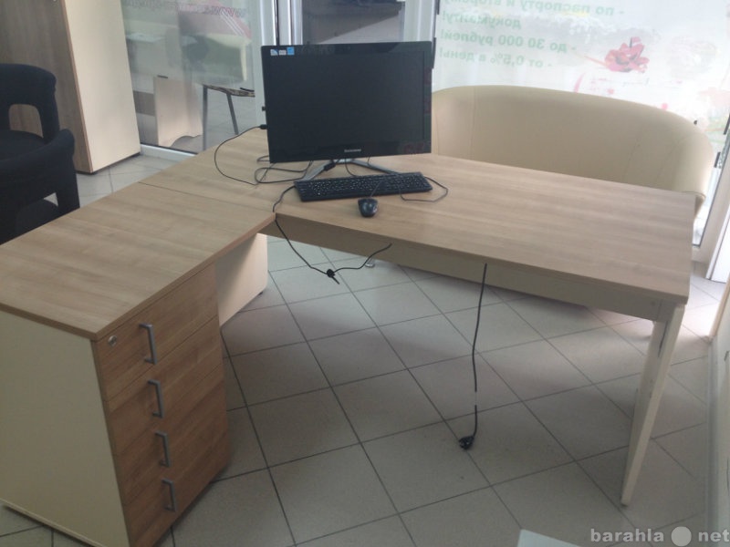 Продам: Компьютерный стол офисный с тумбочкой