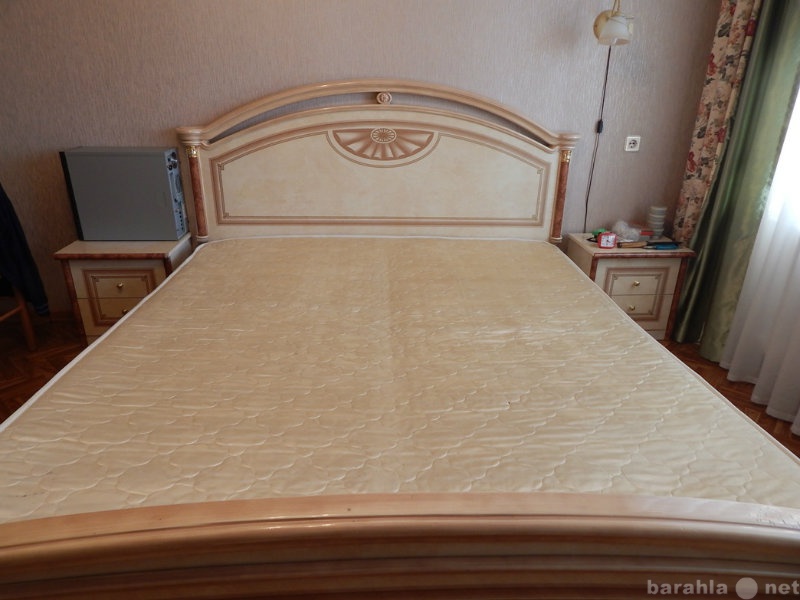 Продам: двуспальная кровать с 2-мя тумбочками