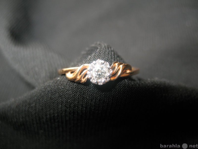 Продам: Золотое кольцо с бриллиантами