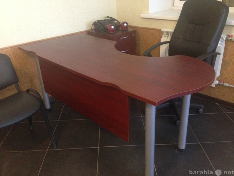 Продам: Комплект мебели (стол, шкаф, тумбочка)