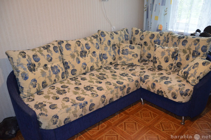 Продам: Светлый угловой  диван +  кресло