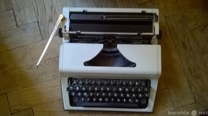 Отдам даром: Портативную пишущую машинку