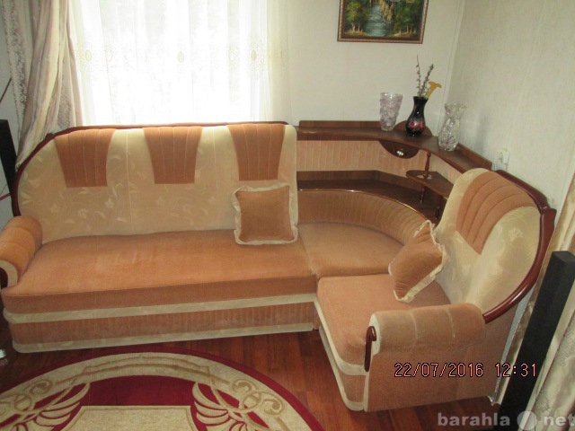 Продам: Продаётся угловой диван с креслом.