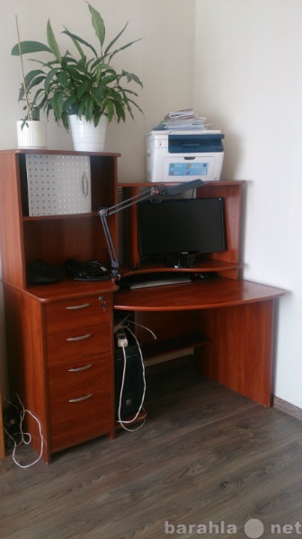Продам: Компьютерный стол с надстройкой и тумбой