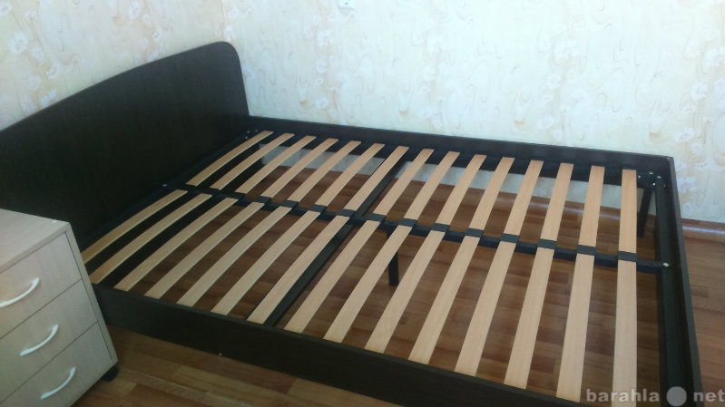 Продам: Продам двуспальную кровать с матрасом.