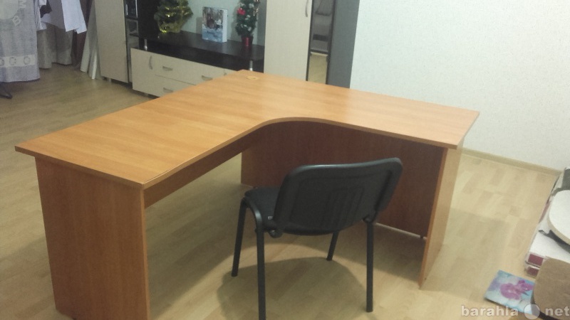 Продам: Угловой компьютерный стол со стулом
