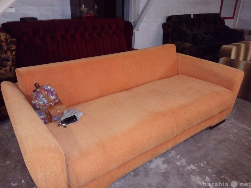 Продам: Широкий диван, персиковый. бу.