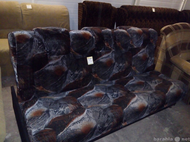 Продам: Темный диванчик с низкими подлокотниками