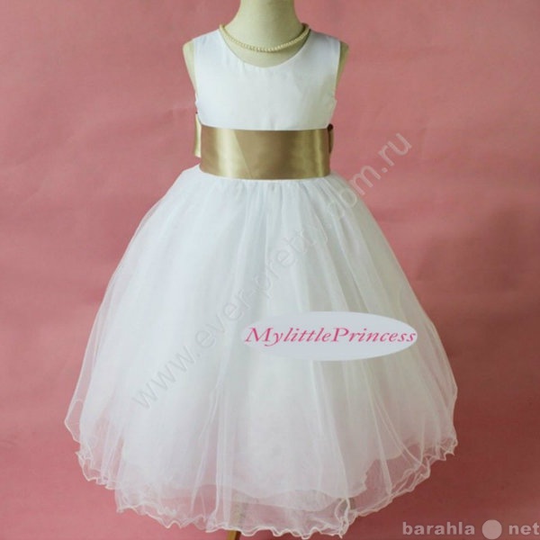 Продам: Детское платье с бежевым поясом