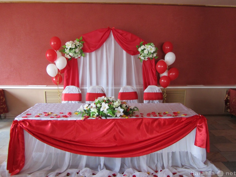 Предложение: украшение зала тканью, шарами, цветами