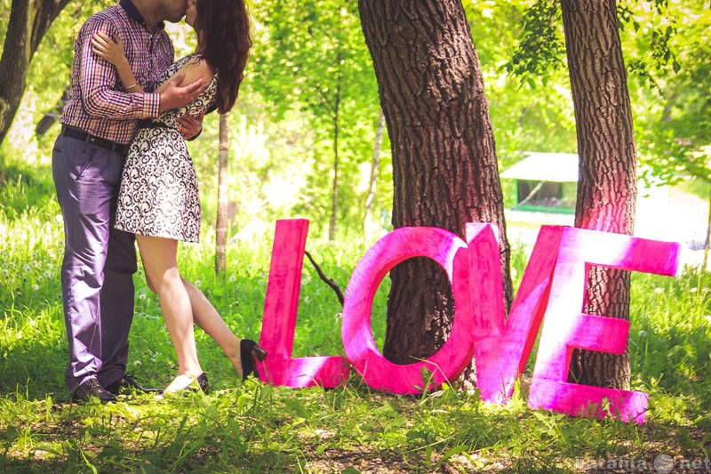 Выше лов. Буквы для фотосессии "Love". Буква а любовь. Большие буквы любовь. Буквы Love у забора.