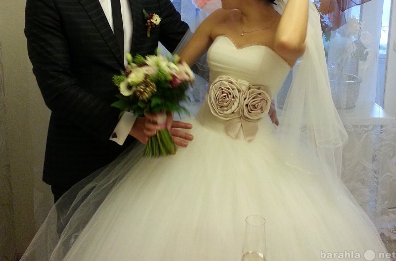 Предложение: Нежное свадебное платье цвета айвори.